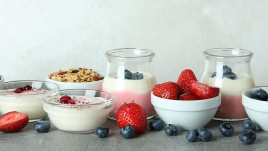 yaourt sur table avec fruits