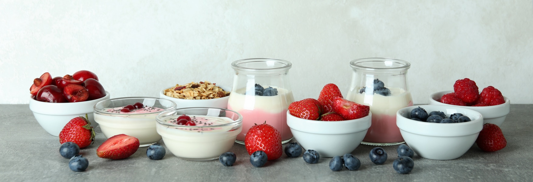 yaourt sur table avec fruits